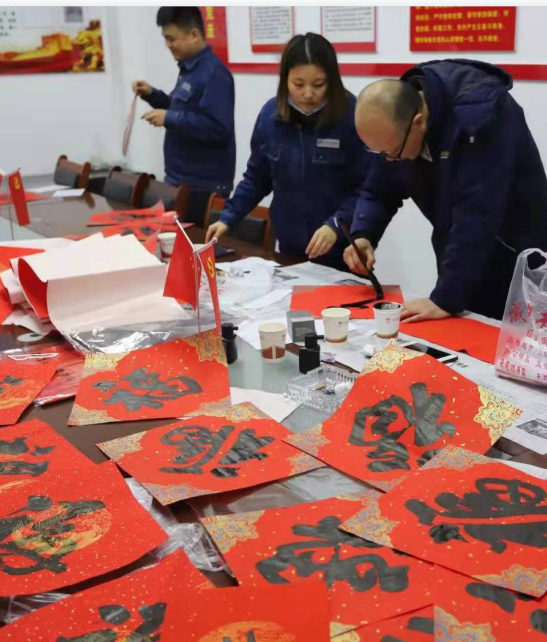 迎新春，送萬?！饘倏萍柬n城分公司開展“迎新春，送春聯(lián)”活動