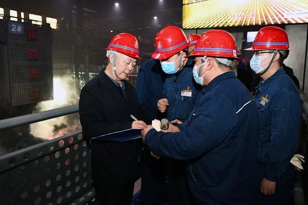 螺紋鋼也有高科技、有硬核技術含量——楊海峰對龍鋼公司“5#連鑄機—棒材一線直軋改造項目”進行現(xiàn)場調(diào)研