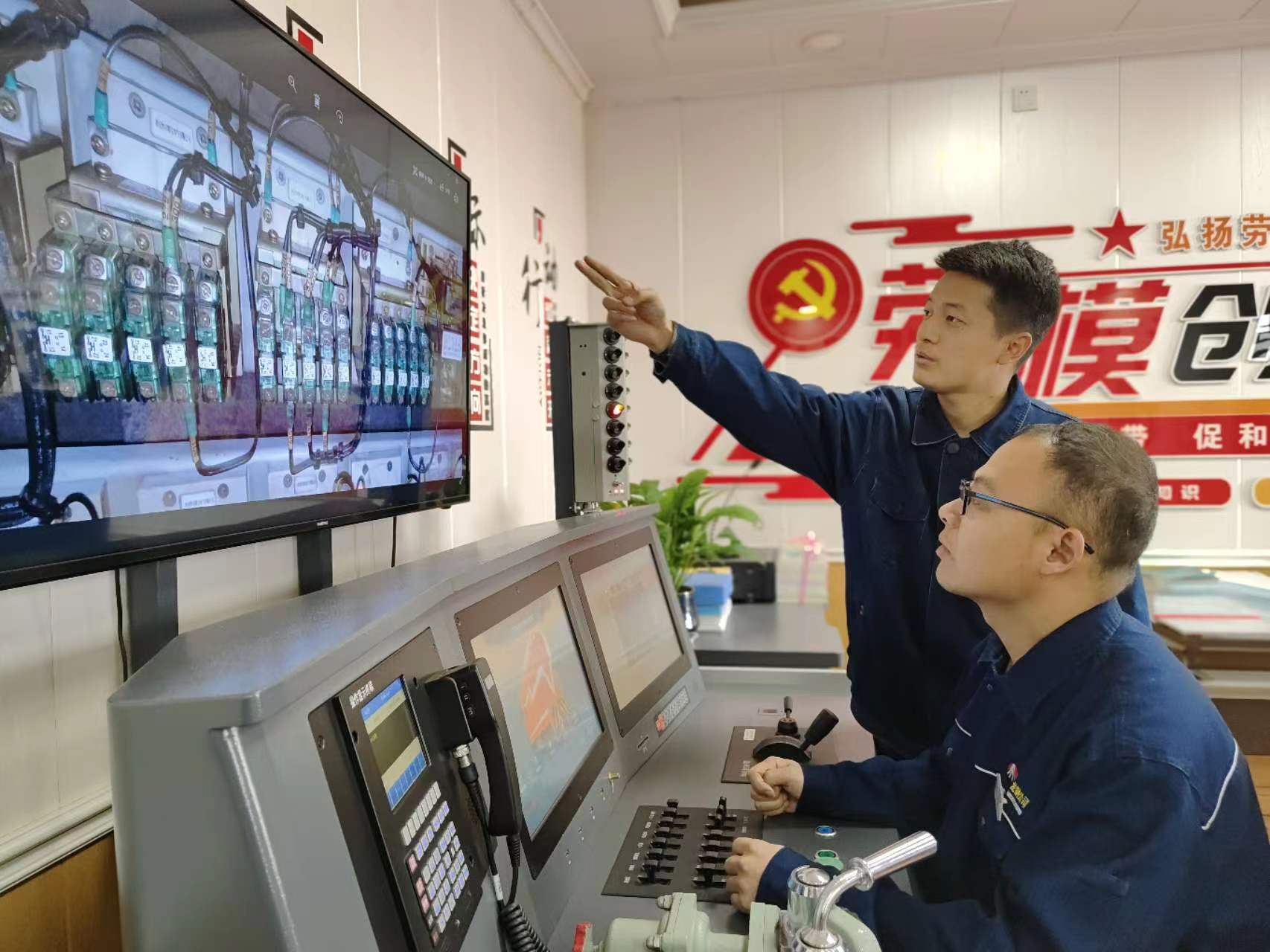 瞧，龍鋼鐵路專用線上的“馴龍”班組