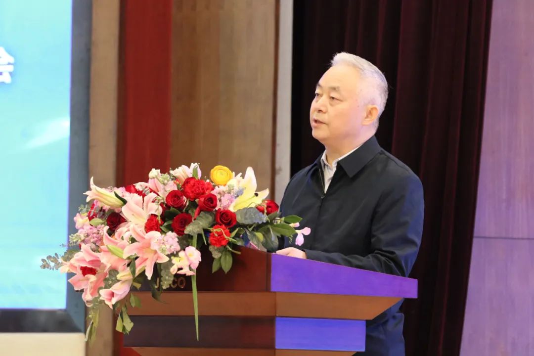 楊海峰在第七屆陜晉甘川（寧青新）建筑鋼企高峰論壇會議上指出：應(yīng)對新變化、構(gòu)筑新優(yōu)勢、為西部經(jīng)濟(jì)社會發(fā)展貢獻(xiàn)出新的更大力量！