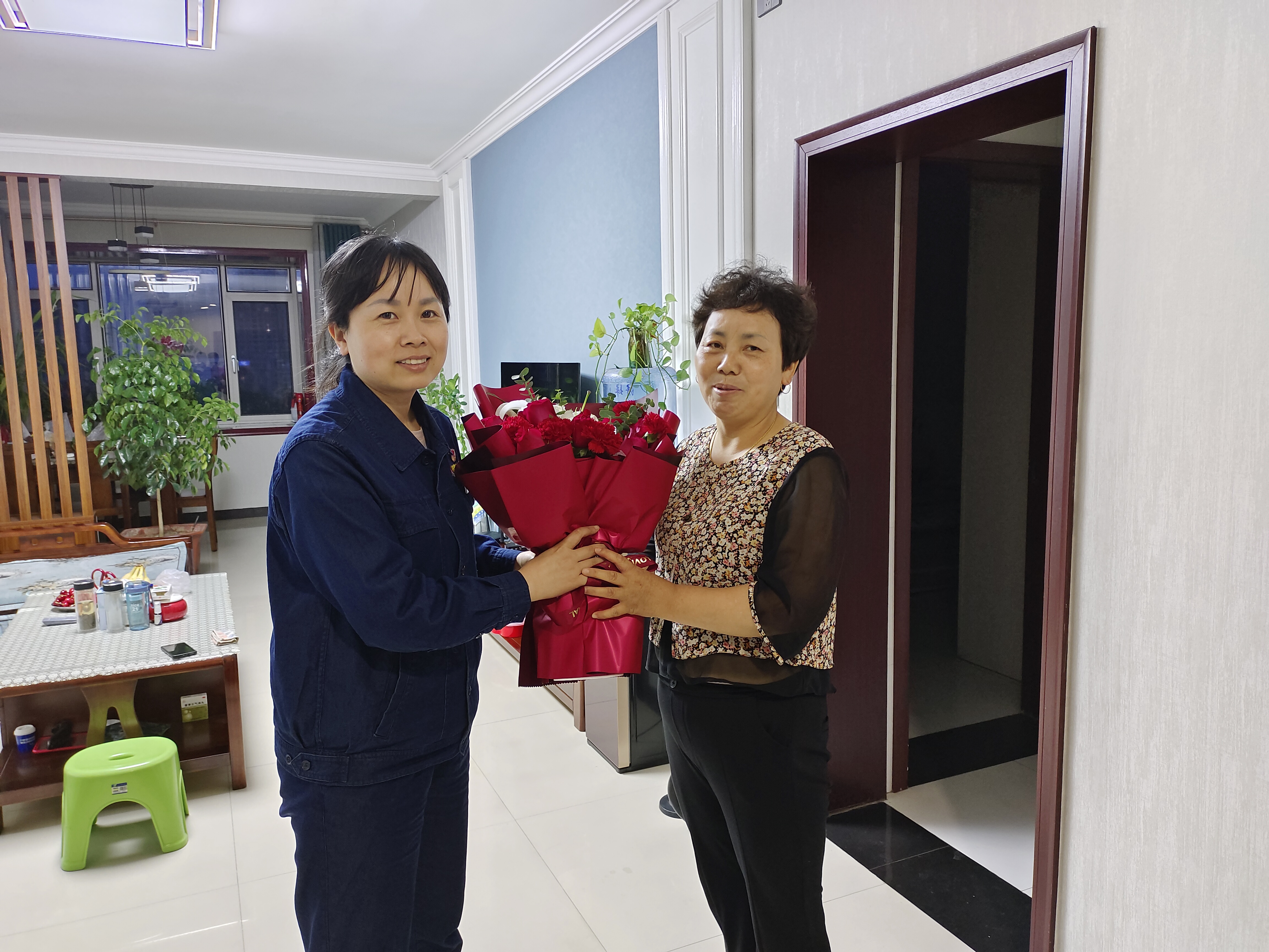 看，龍鋼公司軋鋼廠用勞模精神點(diǎn)燃勞動(dòng)熱情