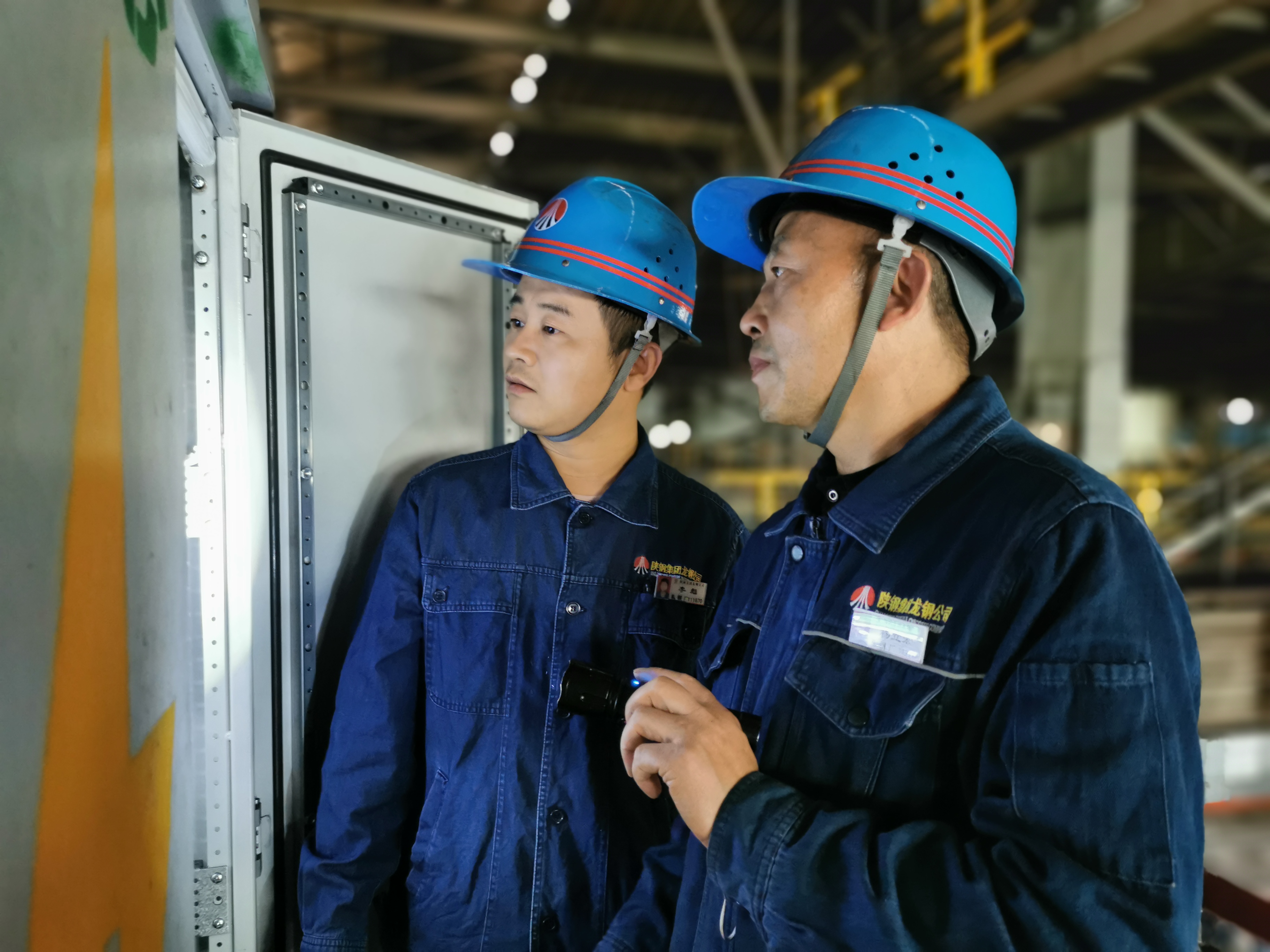 看，龍鋼公司軋鋼廠用勞模精神點(diǎn)燃勞動(dòng)熱情