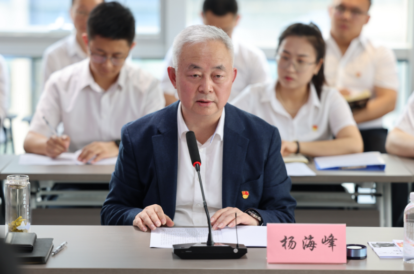楊海峰到信息化中心黨支部開展《習(xí)近平著作選讀》第一卷、第二卷宣講
