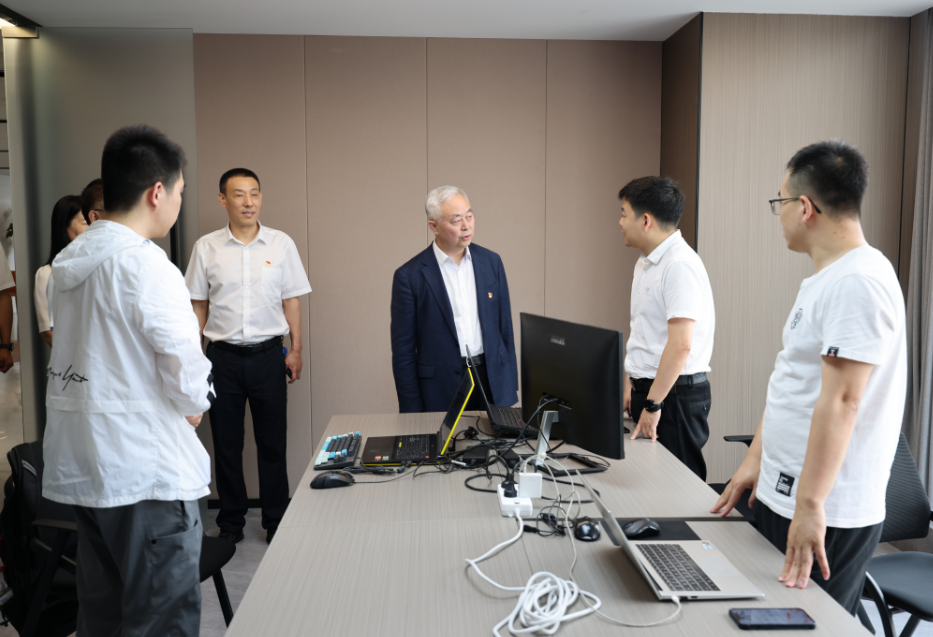 楊海峰到信息化中心黨支部開展《習(xí)近平著作選讀》第一卷、第二卷宣講