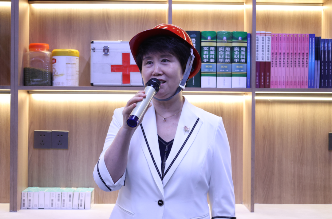 陜西省機械冶金建材工會主席譚小榮一行到漢鋼公司為一線干部職工“送清涼”并調(diào)研