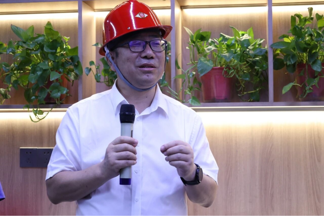 陜西省機械冶金建材工會主席譚小榮一行到漢鋼公司為一線干部職工“送清涼”并調(diào)研