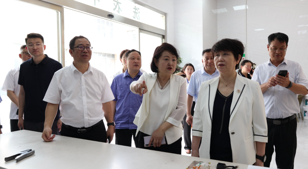 陜西省機械冶金建材工會主席譚小榮一行到漢鋼公司為一線干部職工“送清涼”并調(diào)研