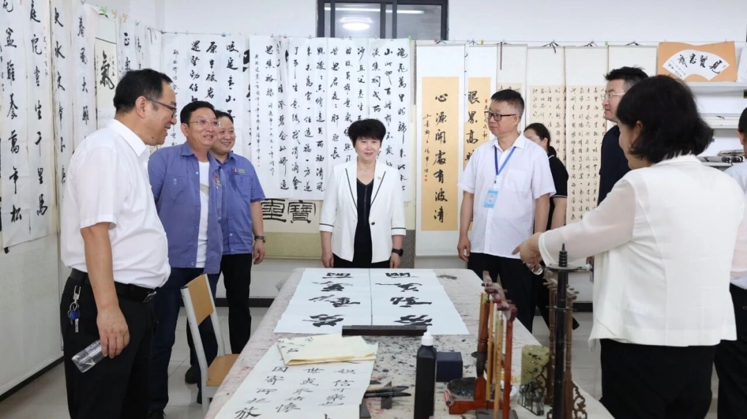 陜西省機械冶金建材工會主席譚小榮一行到漢鋼公司為一線干部職工“送清涼”并調(diào)研