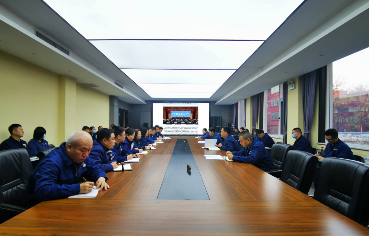 龍鋼公司召開專題會議 傳達(dá)學(xué)習(xí)全國兩會精神及陜煤集團傳達(dá)學(xué)習(xí)習(xí)近平總書記重要講話和全國兩會精神