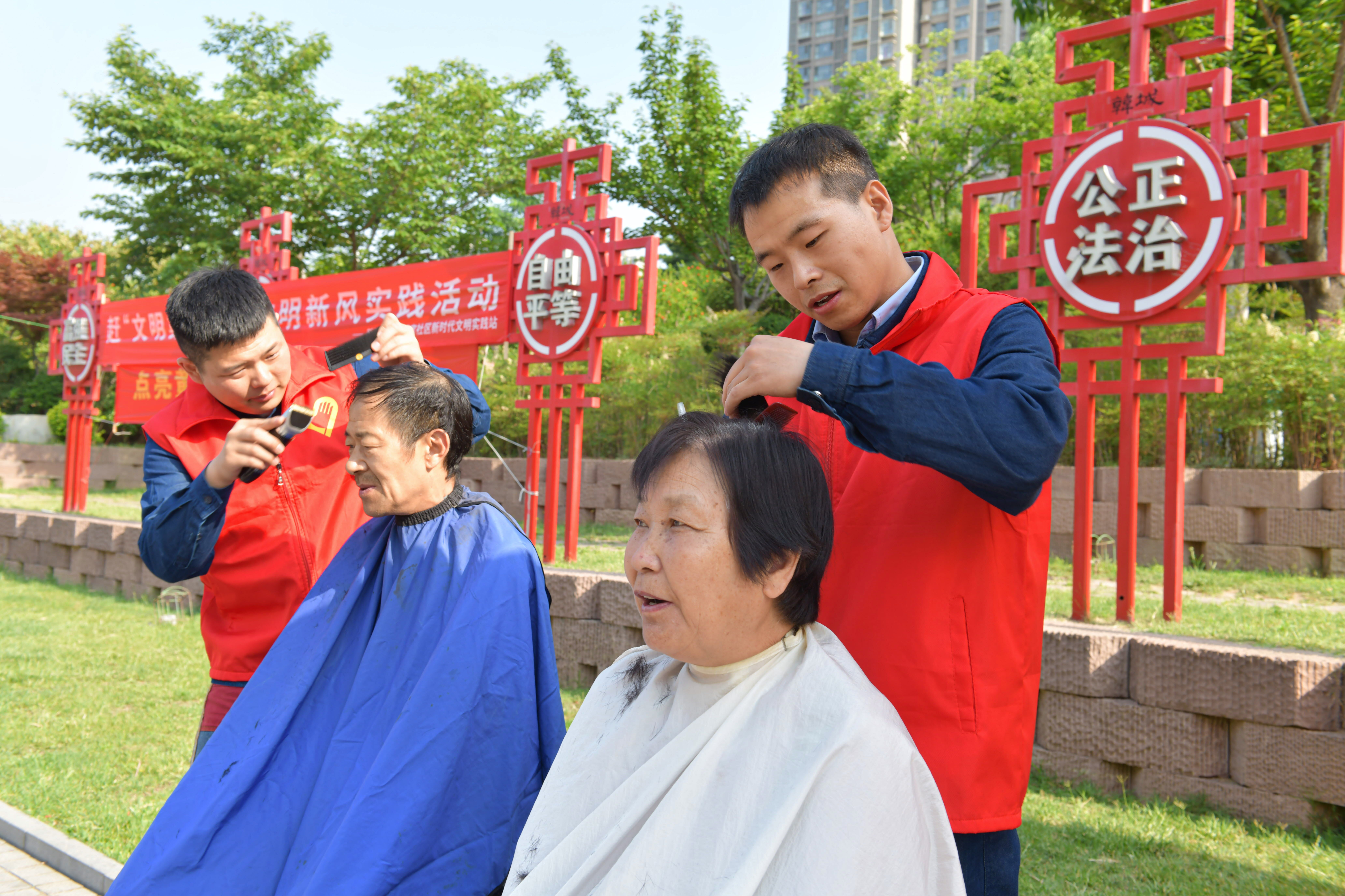 龍鋼公司志愿服務(wù)匯聚“微光”合力競(jìng)芳菲