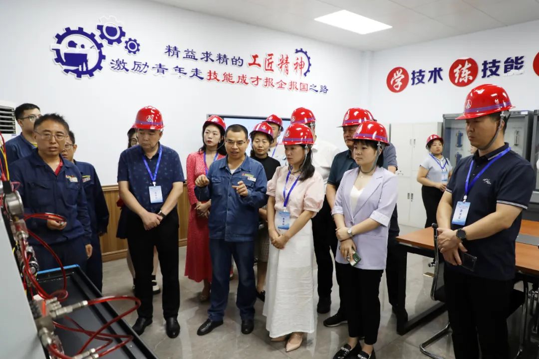 陜西省縣（區(qū)）產業(yè)工人隊伍建設改革現場觀摩團走進陜鋼集團龍鋼公司