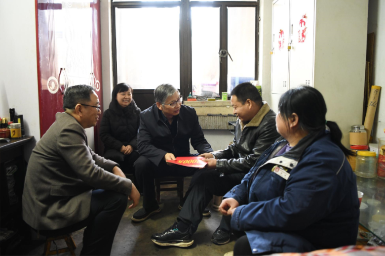 陜西省總工會黨組成員、副主席王占軍一行到陜鋼集團龍鋼公司慰問調(diào)研